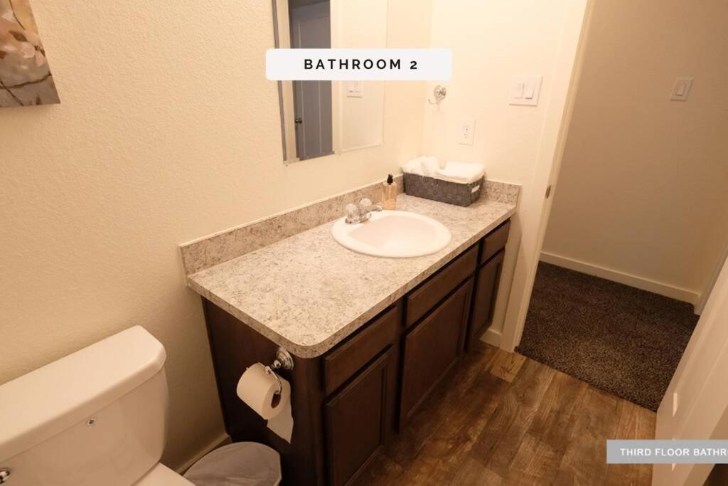 Вилла 3 Story, 3 Bdrm, 4 Beds, 2 Bath, North Houston, Iah - 10B Экстерьер фото